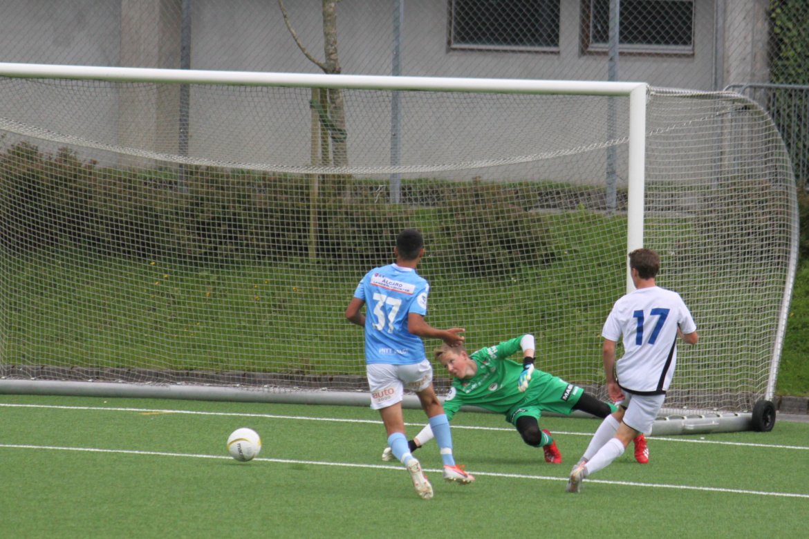 Martin får ballen fra Miller. Spiller til Oliver som kommer på løp foran mål