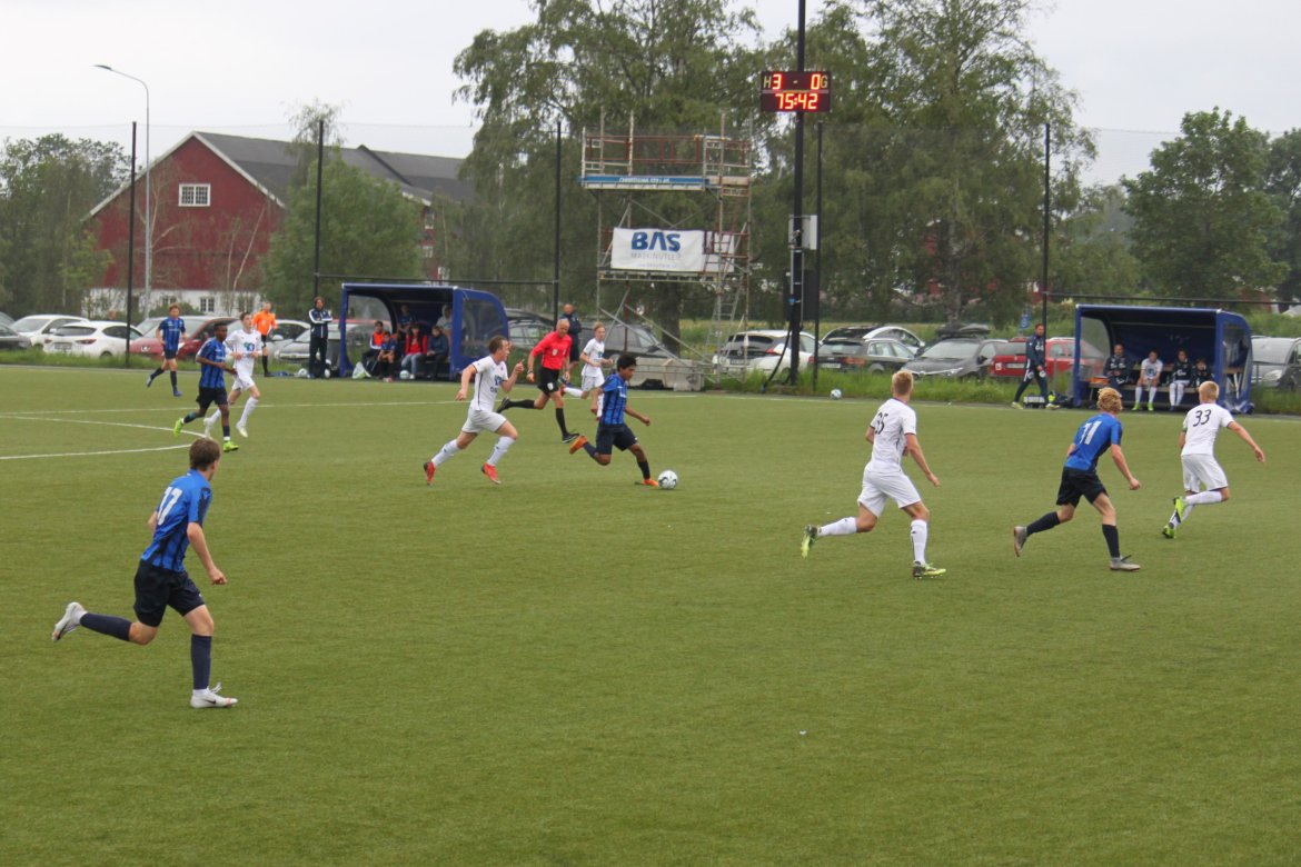 Forspillet til 4-0. Julian spiller til Martin på kant. Innlegget fra Martin blir klarert til Dag Eirik som er på vei inn i boksen