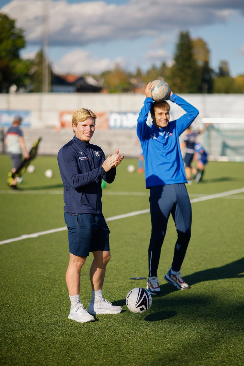 Oliver og Kay viser stor entusiasme fra sidelinja. Foto: Henning Lefsaker