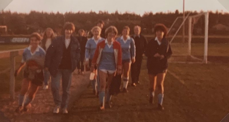 A-lag kvinner på vei tilbake til Hospitset, etter en overbevisende 3-2 seier mot Skiold i Fredrikshavn i 1980