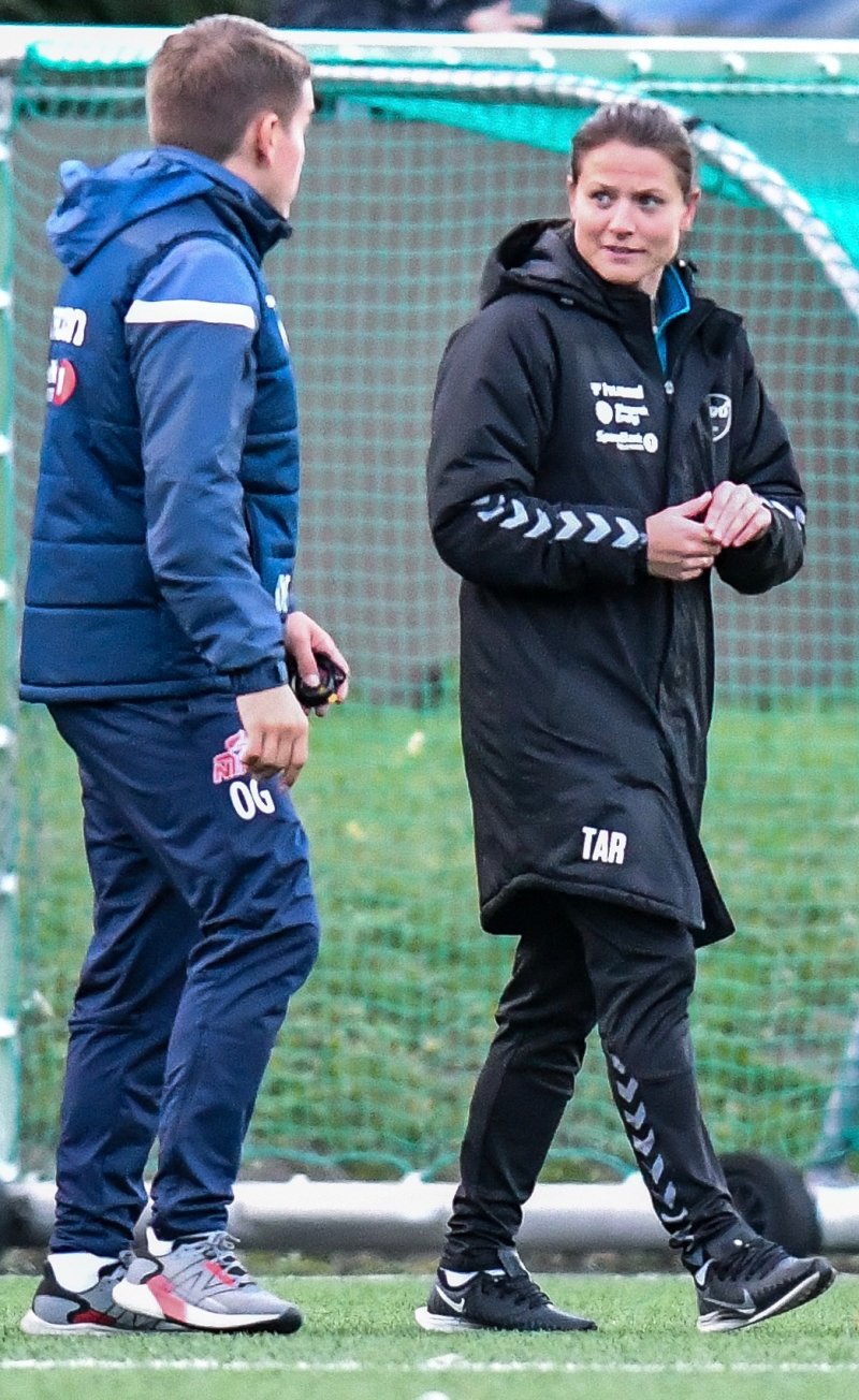 Ole Gåseidnes og Trine Rønning i hyggelig passiar på Tobbebanen, da Stabæk møtte Odd i NM J19