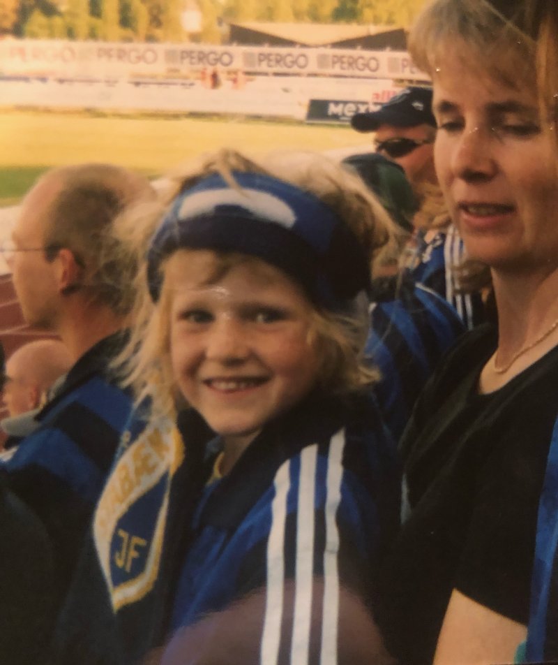 Andrea på ståtribunen den gangen Nadderud VGS fortsatt lå ved stadion