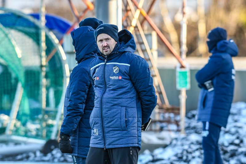 Trener Jacobsen i et betenkt øyeblikk under kampen