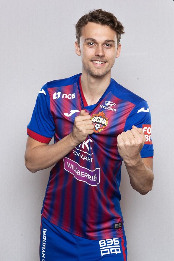 KLAR FOR CSKA MOSKVA: Emil Bohinen poserer i sin nye drakt. Foto: CSKA Moskva