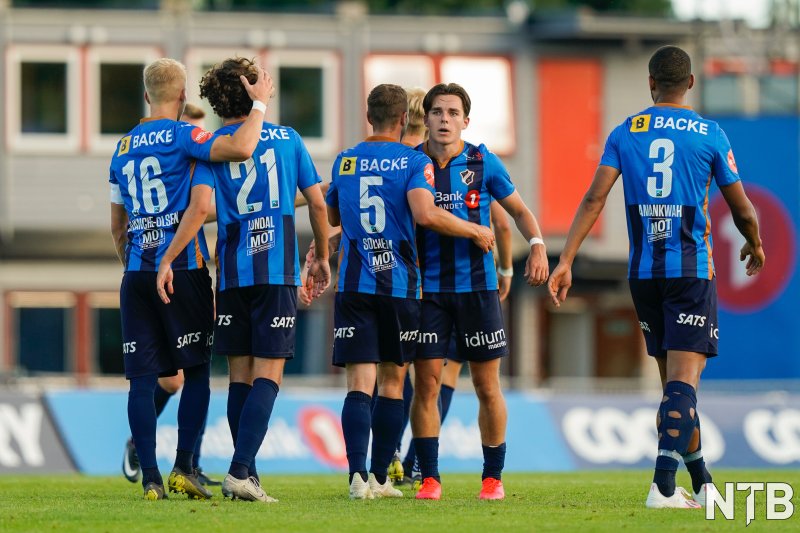 Hugo Vetlesen blir omringet av gamle lagkompiser i Stabæk etter å ha scoret på det som er hans nåværende arbeidsgiver.