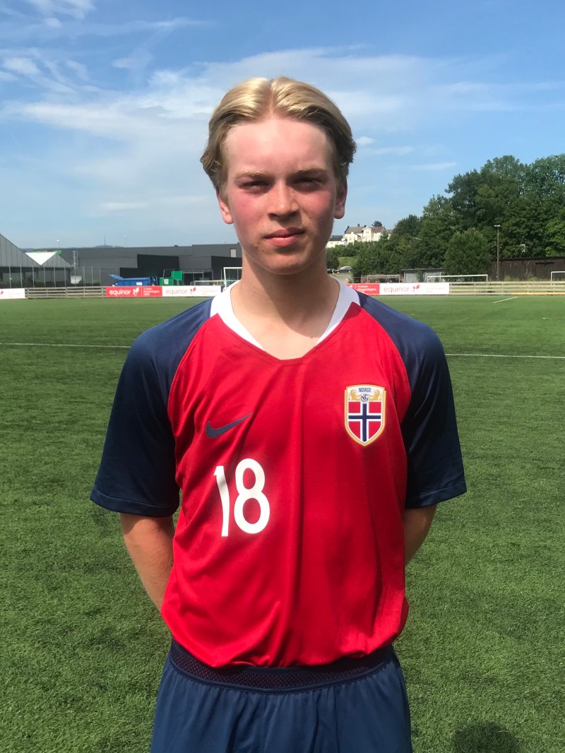 Christian Bergh er stolt av bære det norske flagget på brystet.