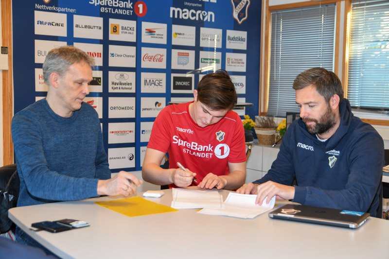 Kontraktsignering på Nadderud: F.v Tage Hoseth, daglig leder i Ullern Fotball, Jonas Brauti og sportssjef i Stabæk, Inge André Olsen.&nbsp;