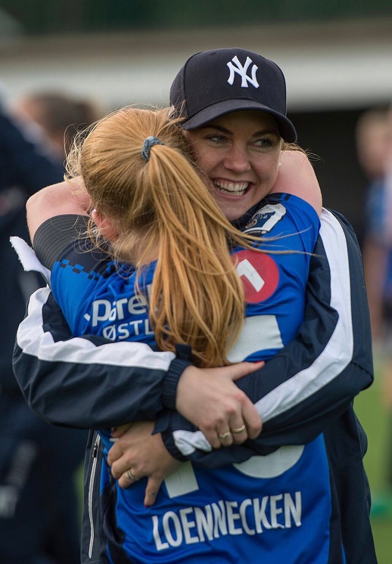 Hovedtrener Ariela Christensen og Thea Loennecken. Foto: Peter Tubaas.