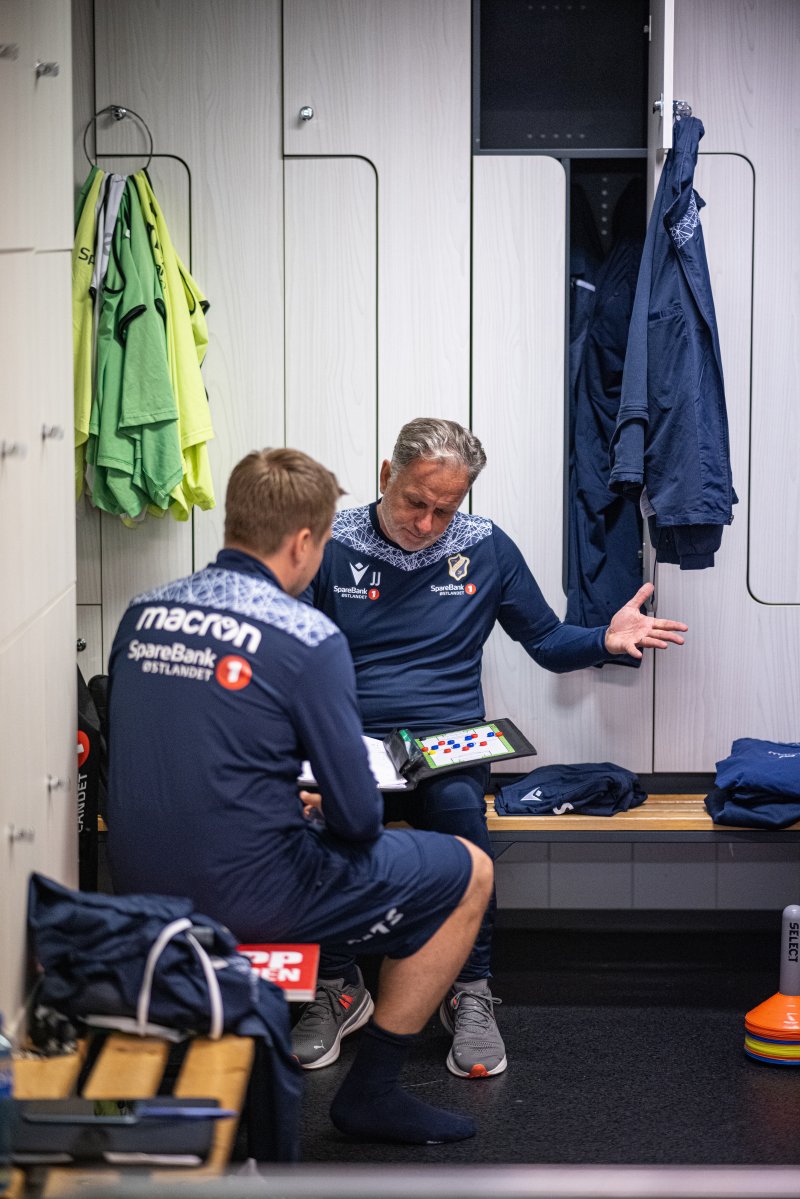 Jönsson og Kjønø diskuterer taktikk.
