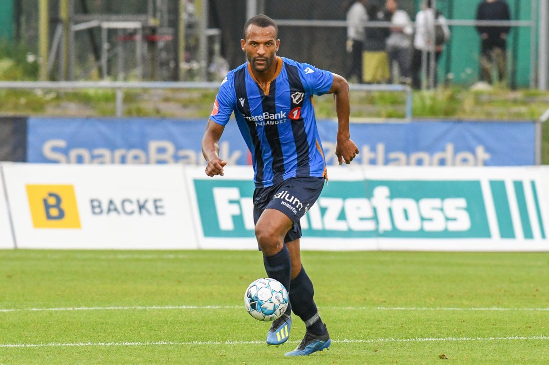 DEBUTERTE OGSÅ: Yaw Amankwah dannet raskt et solid midtstopperpar sammen med Vadim Demidov. Foto: Kristian Bjerke