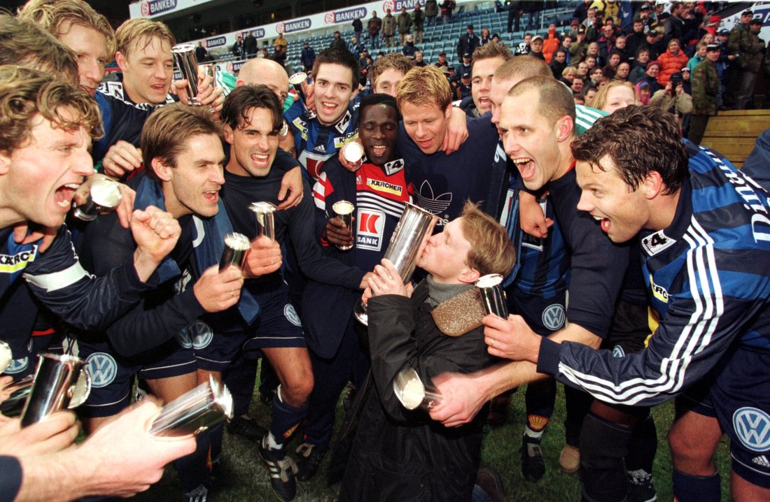 Cup-finalen 1998 Stabæk - Rosenborg.Stabæk spiller Lars Joachim Grimstad (sittende) kysser kongepokalen. Scan-Foto:Erik Johansen