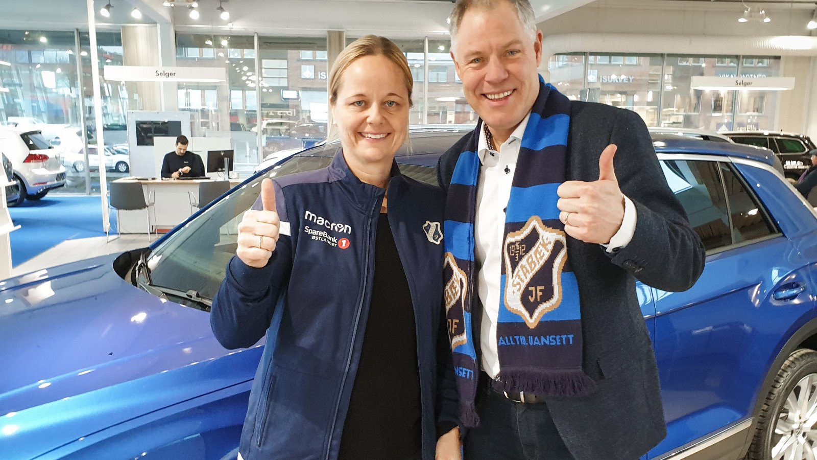 Markedsansvarlig Stabæk Fotball Anne-Birgitte Svae-Kvifte og adm.dir. i Møller Bil Asker og Bærum,  Roger Hansen.

