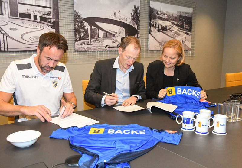 Her signerer Stabæk og Backe den nye avtalen. F.v. Jon Tunold, Eirik Gjelsvik og Anne-Birgitte Svae-Kvifte